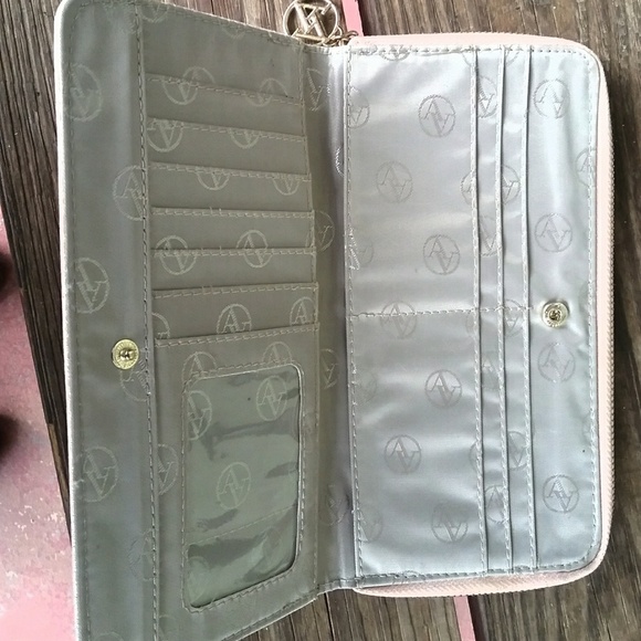 Adrienne Vittadini Wallet NWOT - Picture 2 of 3